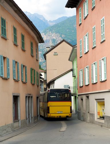 Ein Postauto zwängt sich durch die engen Strassen von Roveredo.