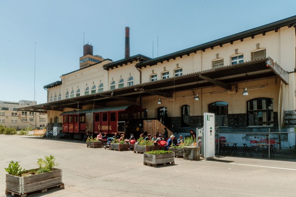 Die Tische müssten gedeckt sein, aber sie stapeln sich im Nebenraum