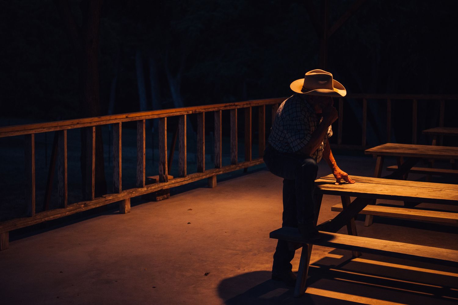 Silhouette eines Cowboys in der Nacht