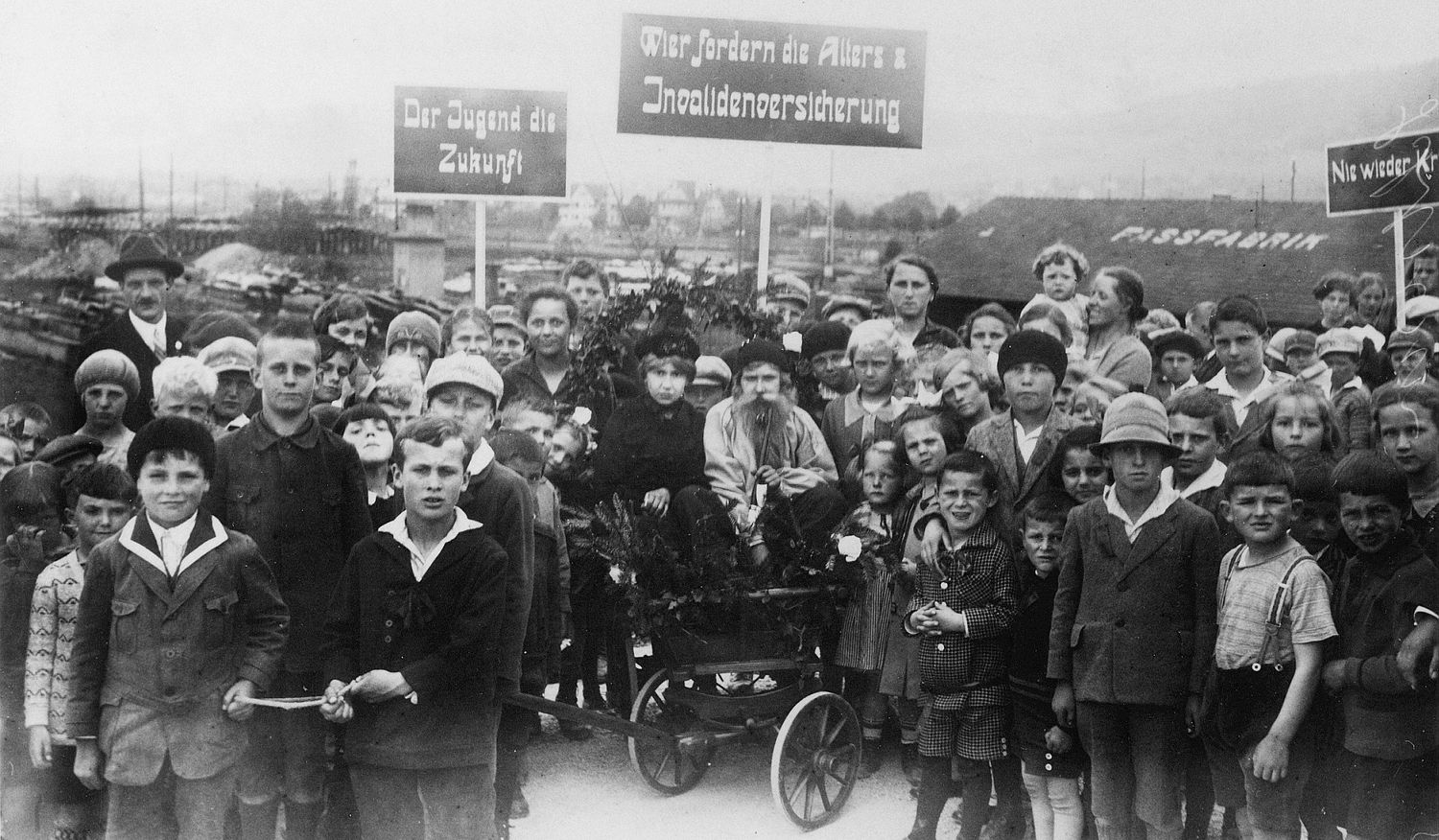 historische Aufnahme einer Demonstration mit vielen Kindern