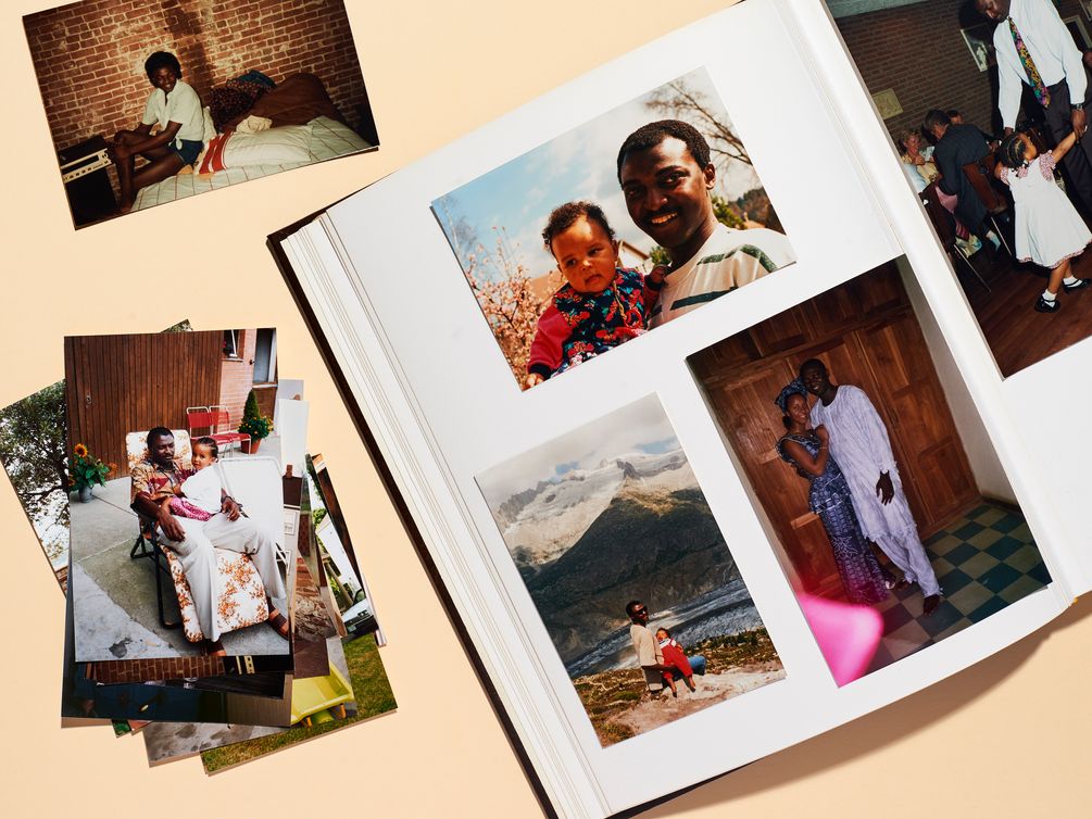 Album mit Familienfotos der Autorin Michelle Akanji mit ihrem Vater.
