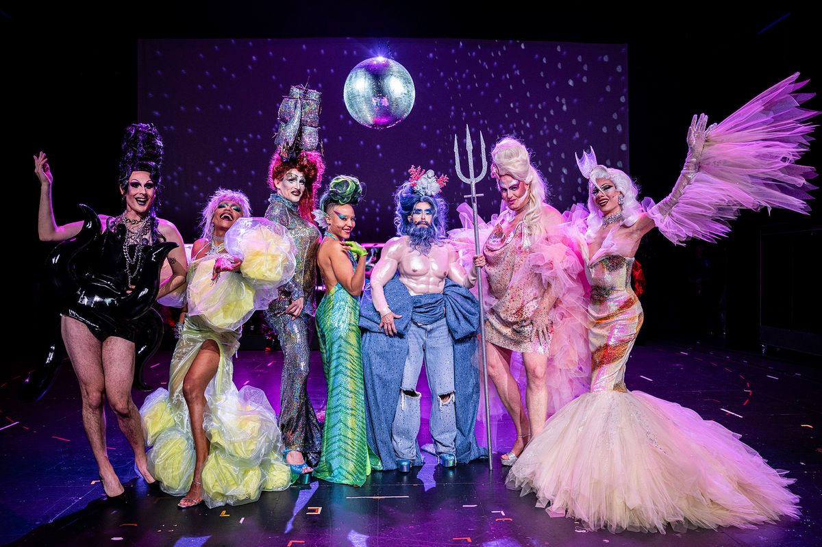 Fluide Meerjung­frauen trotzen der Gewalt