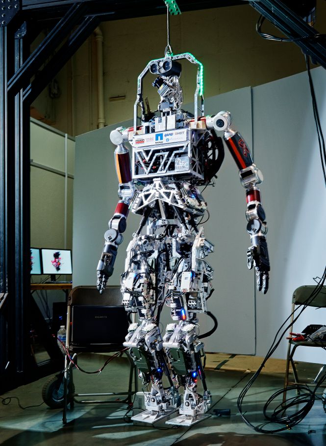 Ein Roboter ohne Aussenhülle, aufgehängt an einem Seil  