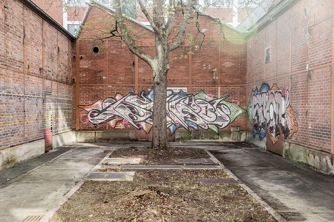 Graffitis zieren die Backsteinmauern im Klybeckareal.