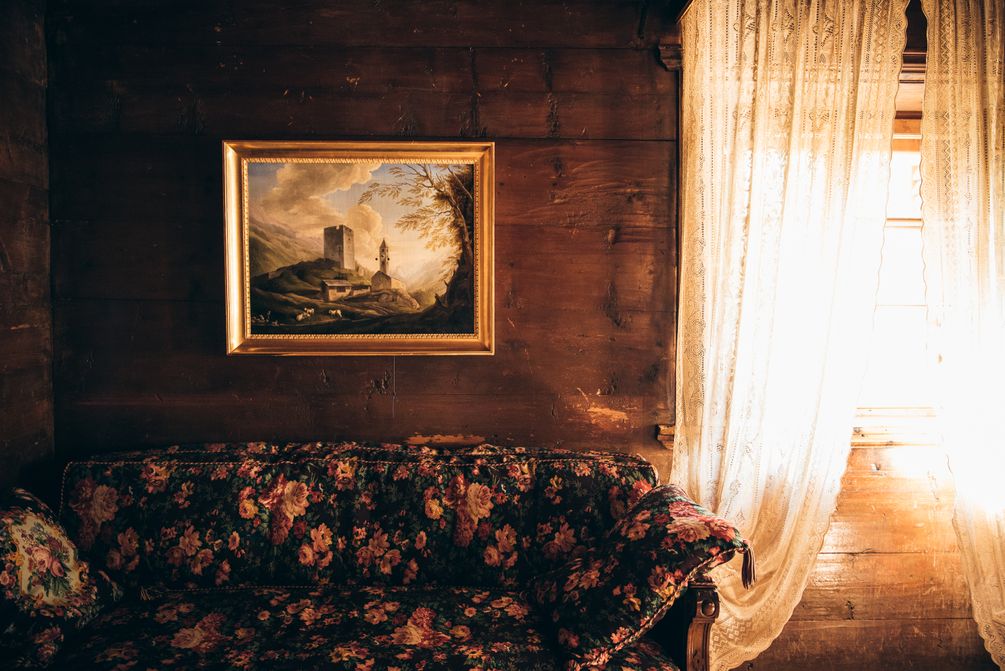 Ansicht eines Zimmers mit einem alten Gemälde an der Wand