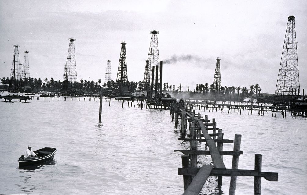 historische Aufnahme von Ölfeldern
