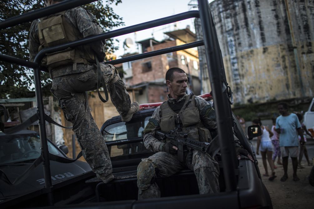 Zwei Soldaten patrouillieren durch die Favela von Rio de Janeiro.