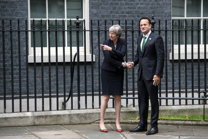 Die britische Premierministerin Theresa May begrüsst Irlands Premier Leo Varadkar