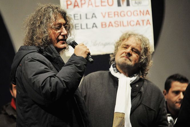 Grillo und Casaleggio auf der Bühne einer Wahlveranstaltung