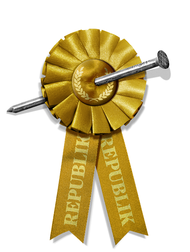 Ein goldenes Ordensband mit der Aufschrift Republik hängt an einem Nagel.