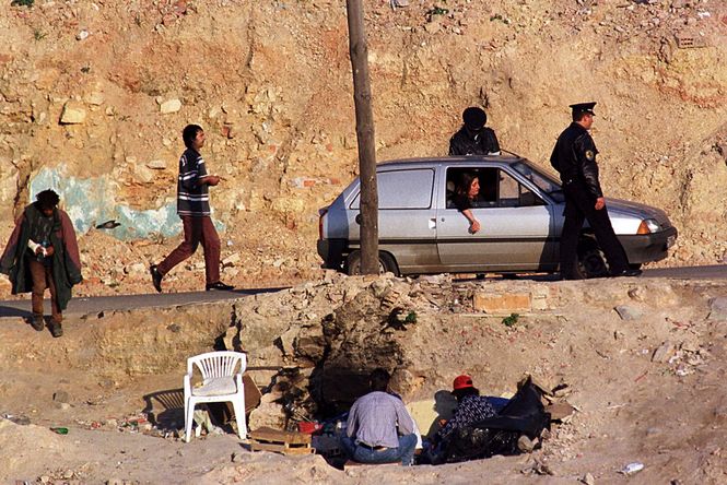 Polizisten durchsuchen ein Auto in Casal Ventosos.