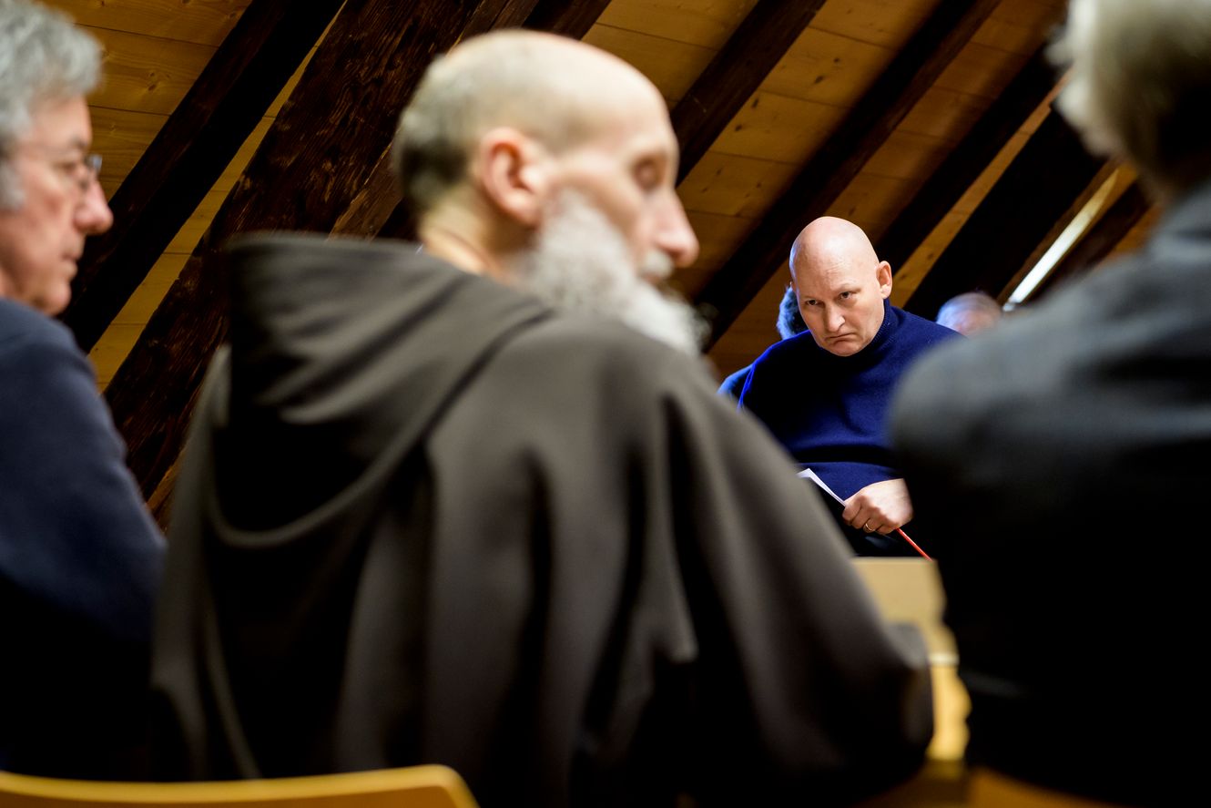 Was Trägt Ein Katholischer Priester