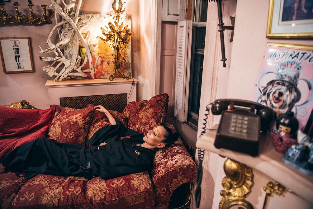 Susanne Bartsch ruht sich im einem schwarzen Kimono auf ihrem Sofa aus.