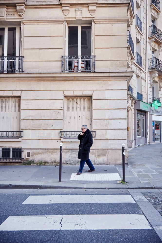 Eribon beim Überqueren einer Strasse in Paris