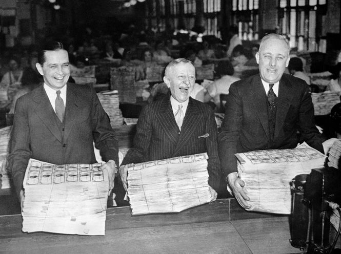 Drei fröhlich lächelnde Männer mit Beigen von frisch gedruckten Banknoten