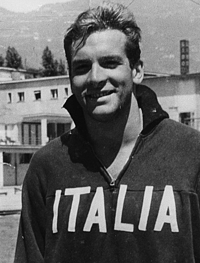 Carlo Pedersoli strahlt in einem Sweatshirt der italienischen Nationalmannschaft