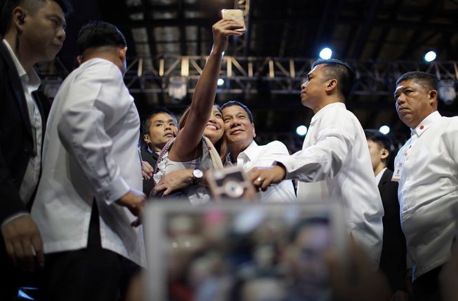 Duterte mit Anhängern, eine Frau macht mit ihm ein Selfie
