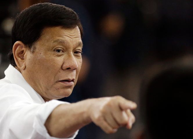 Portrait von Duterte gestikulierend
