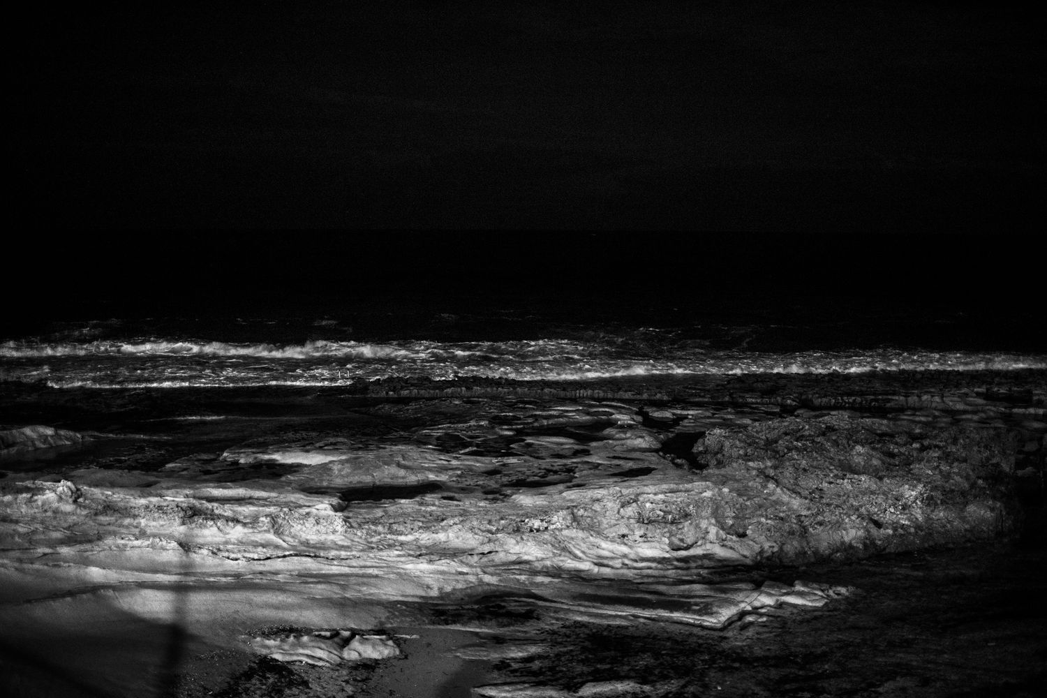 Blick aufs aufgewühlte Meer in der Nacht