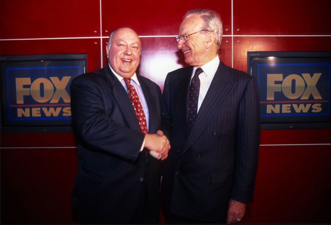 Rupert Murdoch und Roger Ailes schütteln die Hände