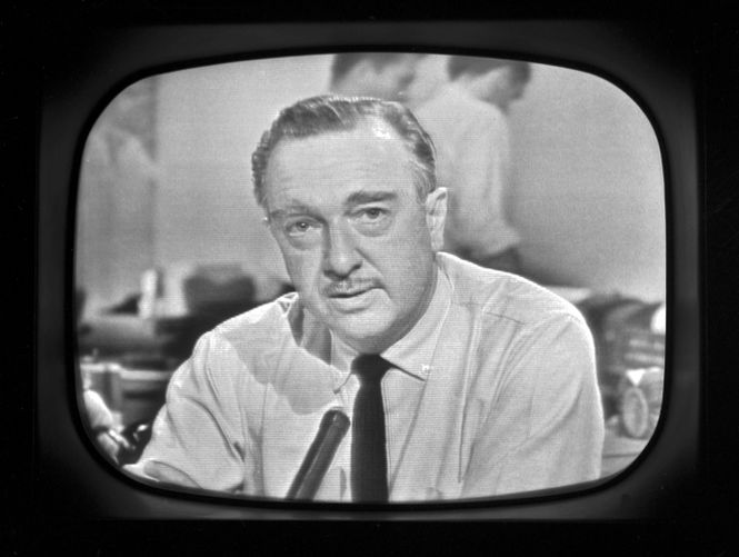 Walter Cronkite auf einem TV Bildschirm