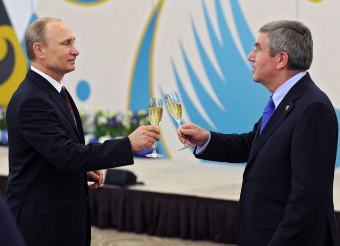 Putin und Bach prosten sich mit Champagner zu