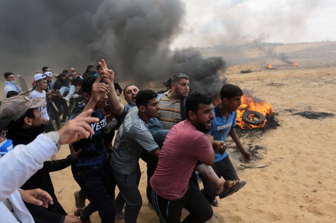 Palästinenser tragen einen Verletzten weg