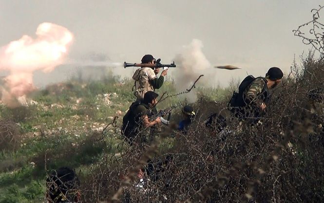 Syrische Kämpfer feuern mit Granatwerfern