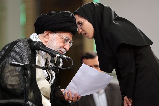 Sarah Mehrabi beugt sich zum sitzenden Khamenei und redet auf ihn ein 
