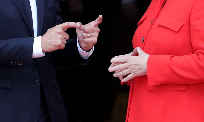 gestikulierende Hände von Merkel und Macron