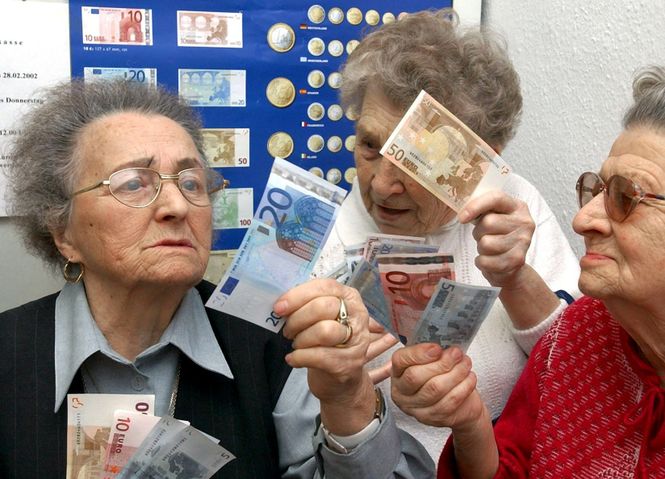 Seniorinnen begutachten die neuen Euronoten