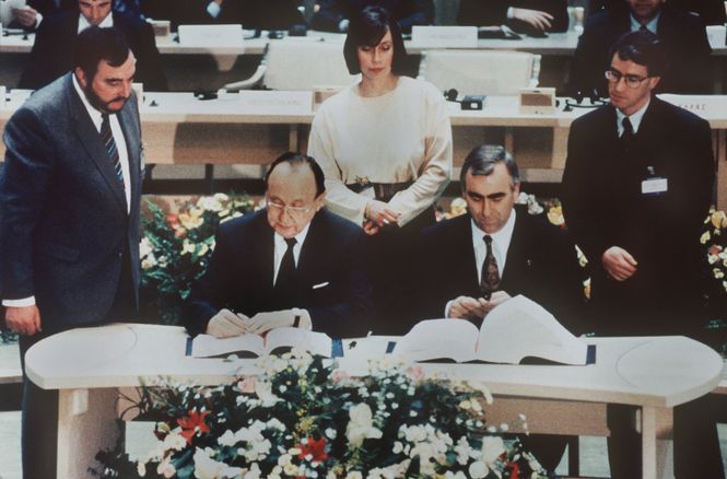 Hans-Dietrich Genscher und Theo Waigel unterzeichnen in Maastricht den Vertrag