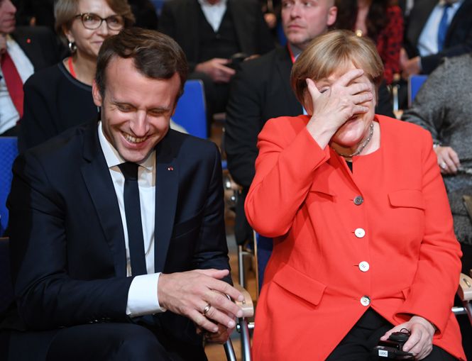 lachende und kichernde Merkel und Macron 