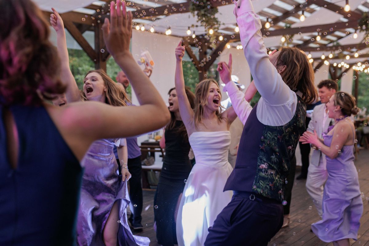 Hochzeitstanz im Kriegsgebiet