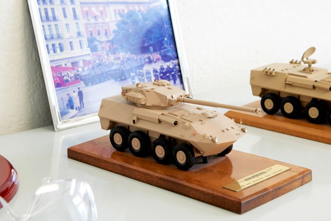 kleine Panzermodelle auf einer Vitrine