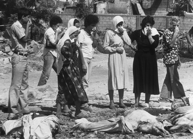 historisches Bild von traurenden Frauen bei zugedeckten Leichen
