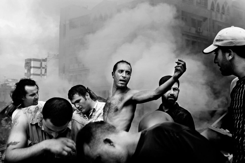 eine Gruppe von Zivilisten in mitten von Rauch und Trümmern