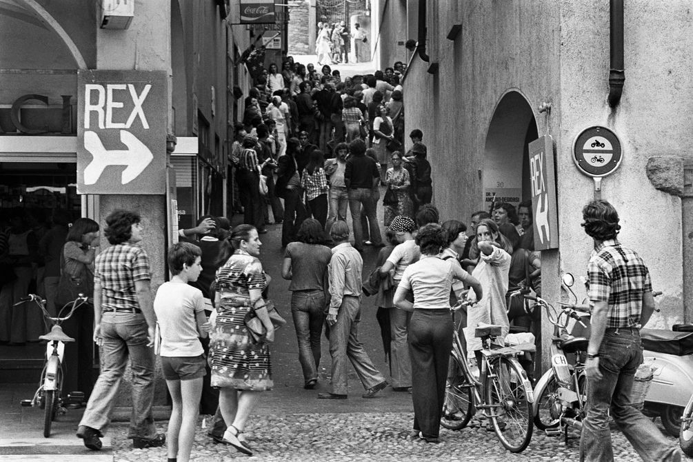 Gedränge vor dem Kino Rex in den Gassen von Locarno