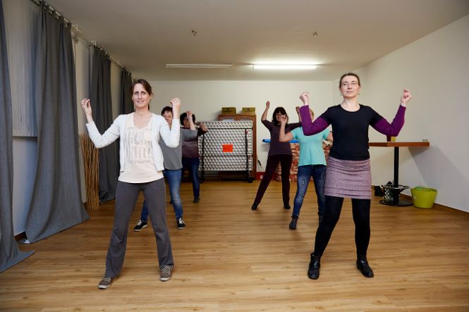 eine Gruppe Frauen übt einen Tanz