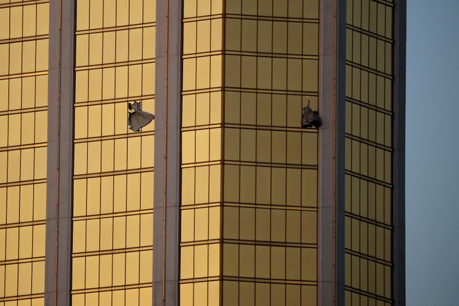 Vorhänge wehen aus beschädigten Fenstern des Mandalay Bay Hotels in Las Vegas