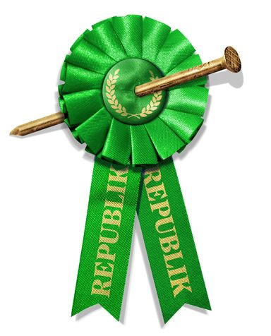 Ein grünes Ordensband mit der Aufschrift Republik hängt an einem Nagel.