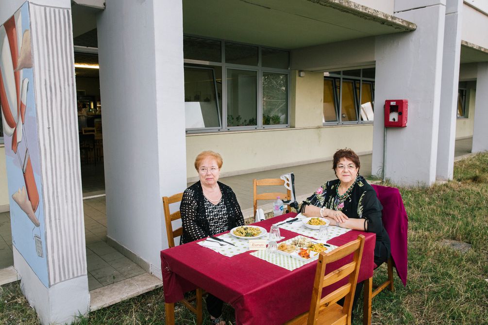 zwei ältere Damen an einem gedeckten Tisch