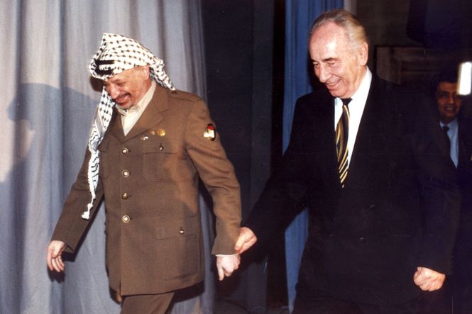 Peres fasst Arafat an die Hand