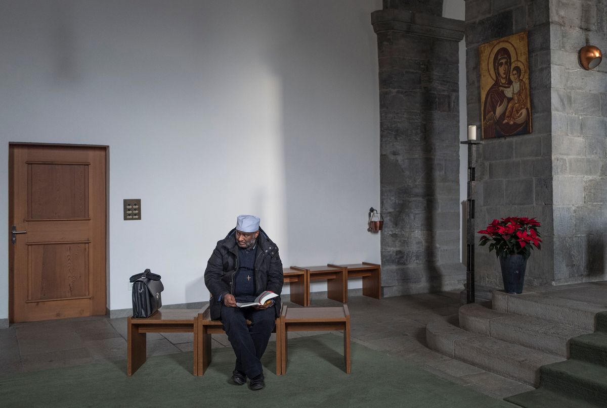 Priester Mussie Zerai sitzt alleine in der katholischen Kirche St. Luzi in Chur