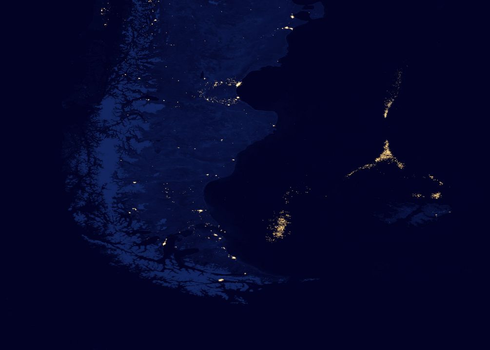 Satelliten-Bild das viele Lichter vor der Küste von Argentinien zeigt