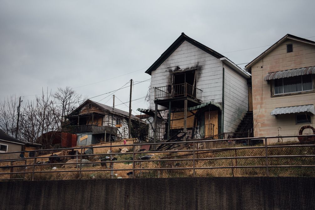 Ausgebrannte und verfallene Häuser