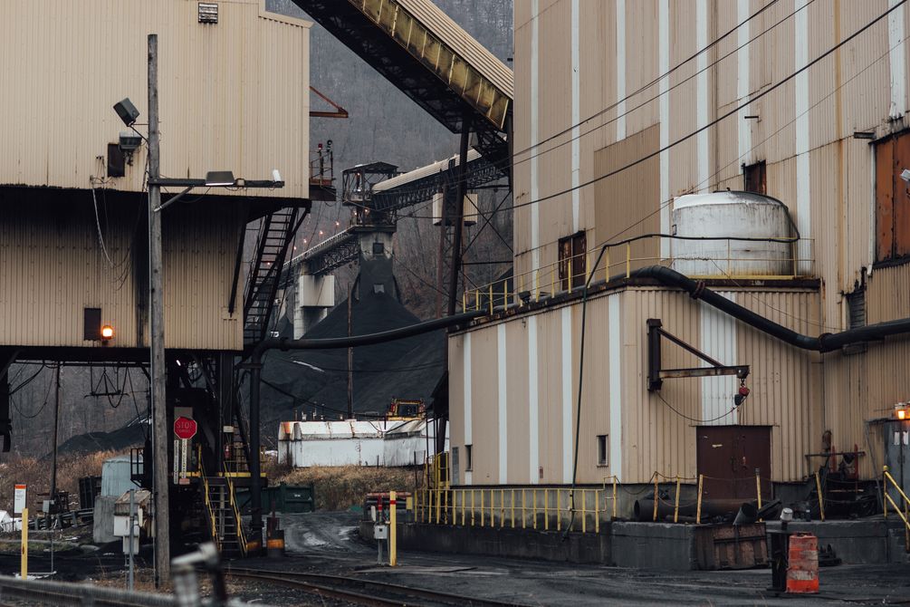 Blick auf die Industriegebäude einer Kohlemine