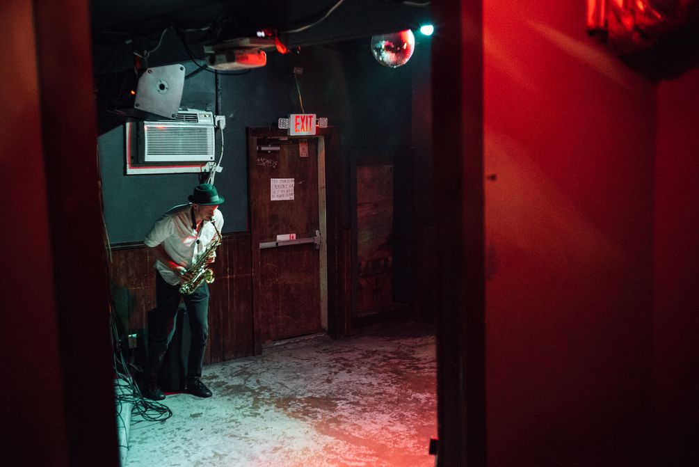 Saxophonspieler in einer leeren Bar