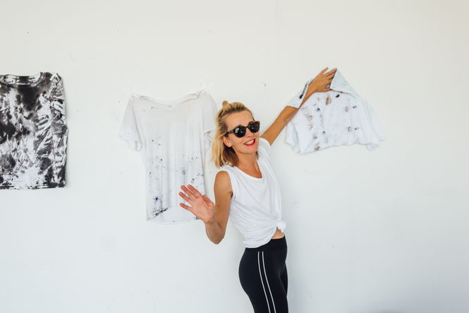 Gabor hängt ihre Designer-Shirts an eine weisse Wand