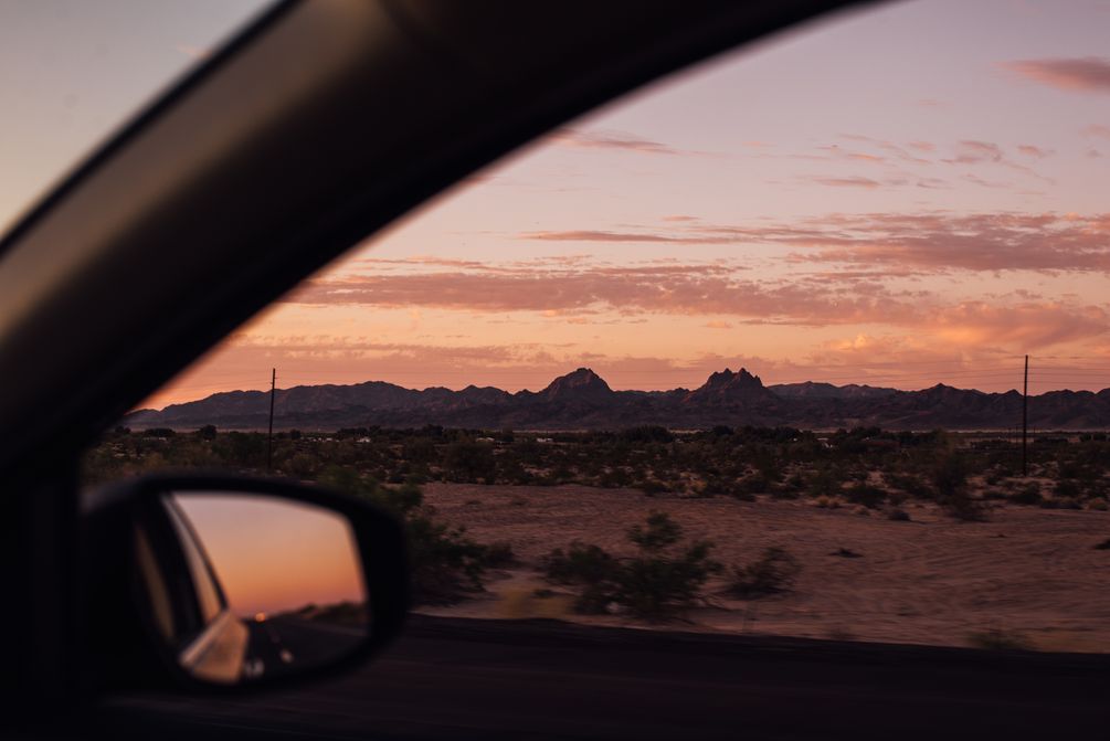 Blick aus dem Auto in die Wüste